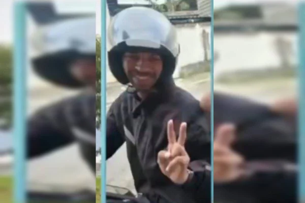 mototaxista rindo