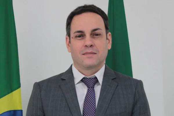 foto colorida de Fabrizio Gomes, secretário de Fazenda do Ceará (de terno, bom uma bandeira do Brasil ao fundo) - Metrópoles