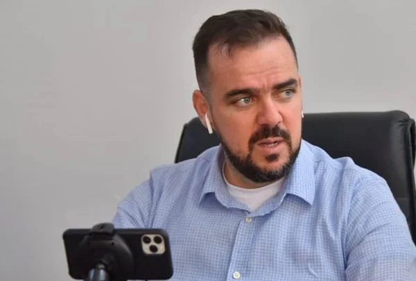 Fotografia colorida de Gustavo Mendanha com fone de ouvido