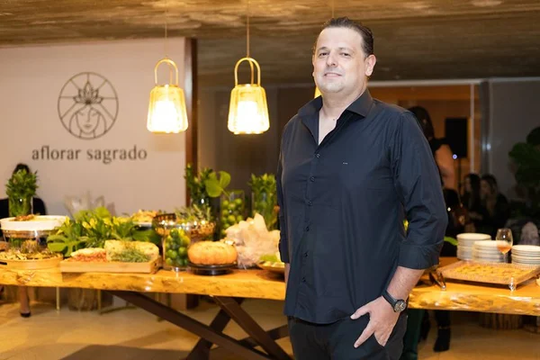 Rodrigo Bonametti reúne amigos em festa intimista para celebrar a vida