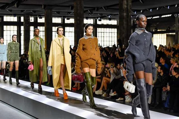 Na imagem com cor, foto do desfile da Gucci no Milão Fashion Week - Metrópoles