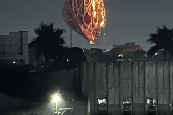 Balão gigante cai em creche e deixa parte da zona leste sem energia