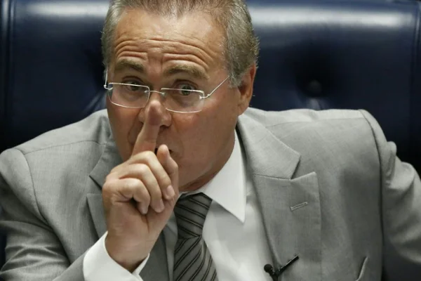 Renan mantém processo de impeachment no Senado