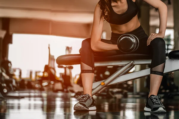Foto colorida de mulher fazendo musculação - Metrópoles