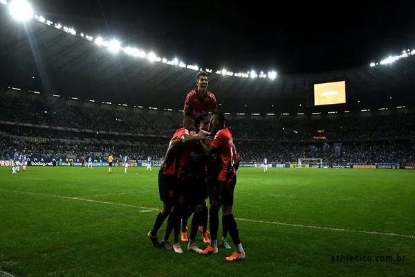Cruzeiro perde para o Athletico-PR e aumenta jejum para nove jogos