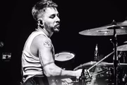 Júnior Lima é clicado tocando bateria