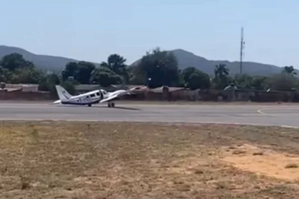 Foto colorida de avião em que estava o deputado Carlos Avallone (PSDB) fazendo pouso de emergência em Goiás