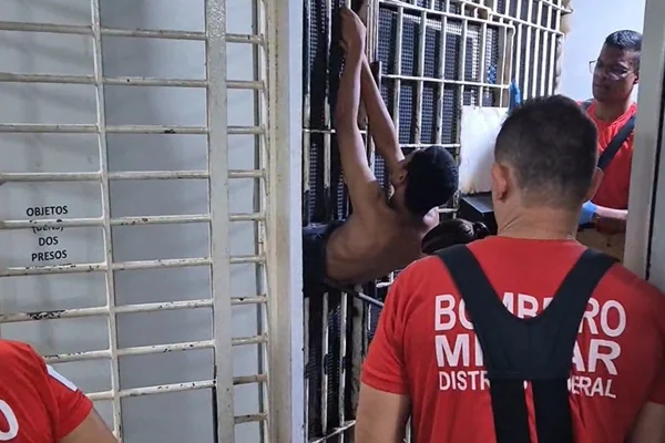 Vídeo: preso fica "entalado" em cela ao tentar fugir de delegacia no DF