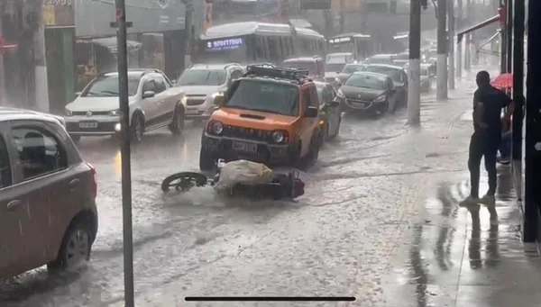 Foto colorida mostra enchente na rua Teodoro Sampaio