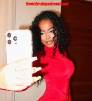 Lorena Maria faz selfie antes de ir para a quadra da escola de samba Lorena Maria faz selfie antes de ir para a quadra da escola de samba