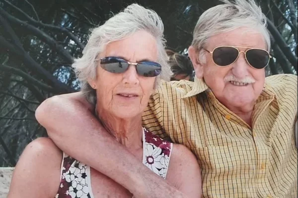 Foto colorida de casal abraçado - Metrópoles
