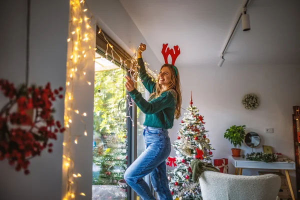 Foto colorida de uma mulher no Natal - Metrópoles