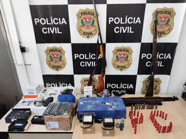 Imagem mostra objetos variados, armas e munição apreendidos na casa de carteiro no interior - Metrópoles