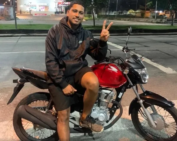 O motoboy Pedro Roberto fazendo o sinal da paz para fotografia - Metrópoles