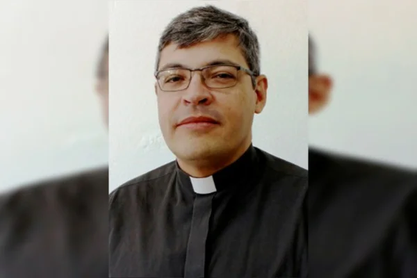 Padre é afastado temporariamente por estuprar coroinha de igreja