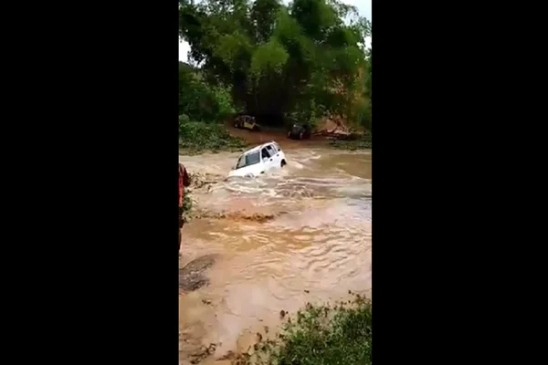 carro levado correnteza