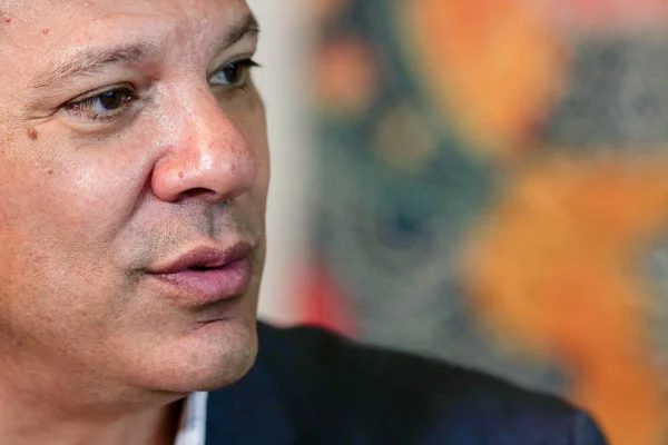 Diante de apuração, petistas choram no hotel onde está Haddad