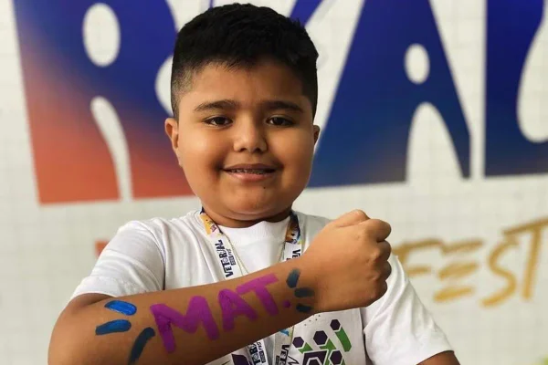 Imagem colorida do menino Luan Gama, de 10 anos, aprovado em matemática na UEA - Metrópoles