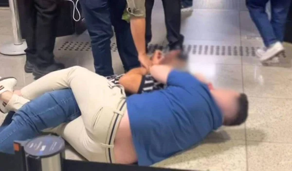 imagem colorida briga entre passageiros aeroporto de vitoria