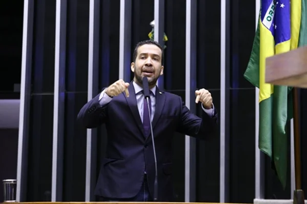 Bolsonaro pede que TSE derrube perfis de Janones nas redes até 30/10
