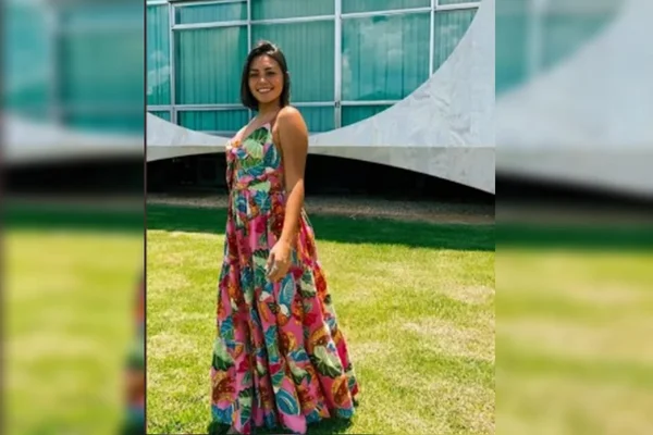 Mulher de vestido florido em um gramado