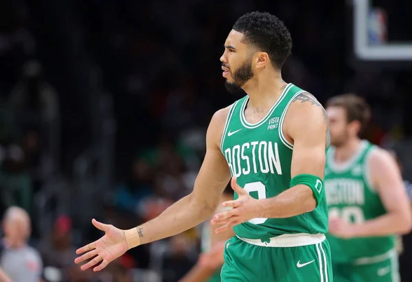 Jayson Tatum #0 do Boston Celtics reage a uma falta em jogo contra o Atlanta Hawks em 25 de março de 2024