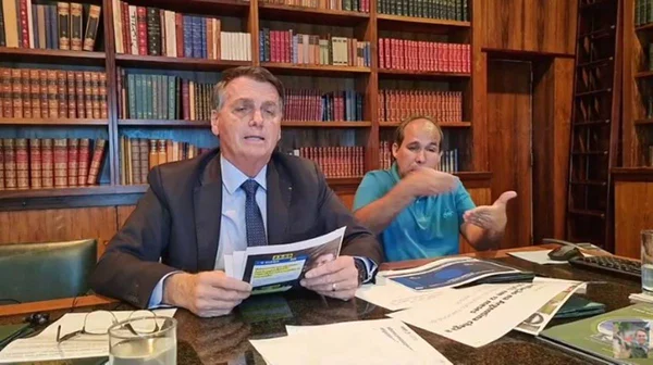 Em meio a impasse sobre voto impresso, Bolsonaro faz live de 5ª