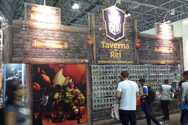 Sob vaias, servidores da prefeitura fazem vistoria na Bienal do Rio