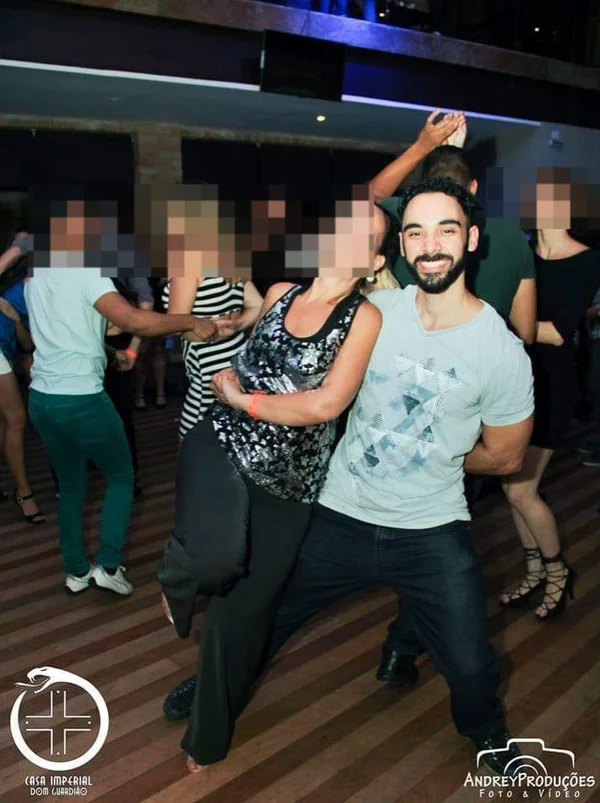 Imagem colorida homem dançando, sorridente, com mulher em balada - Metrópoles
