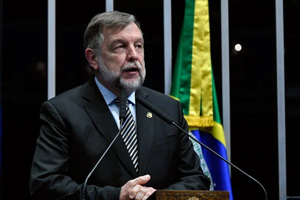 O senador Flávio Arns (PR) trocará o Podemos pelo PSB