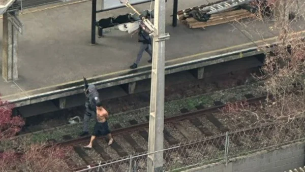 foto colorida de policiais militares percorrendo a Vila Leopoldina em busca de menores fugitivos da Fundação Casa - Metrópoles