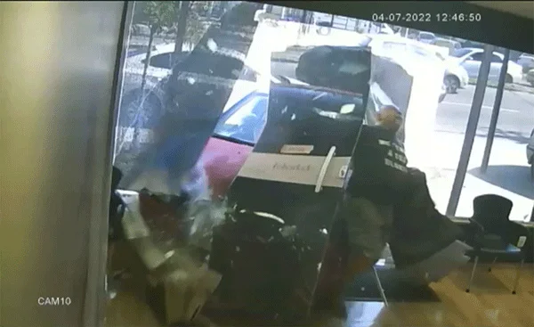 Homem é atingido por carro desgovernado no Rio