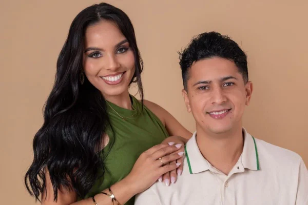 Raphael Cardoso Bellarmino e Natyeli Bellarmino eram recém casados. O músico não resistiu após ter o carro atingido pela árvore em chamas - Metrópoles
