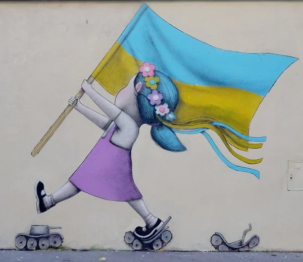 Arte do street artist francês Seth Globepainter, Paris, mostra criança com a bandeira da Ucrânia pisando em tanques - Metrópoles