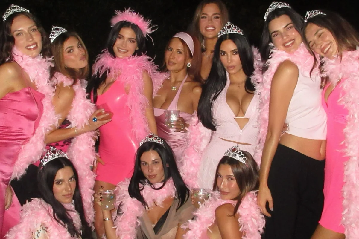 Kendall Jenner, Kim Kardashian e Khloé Kardashian estiveram presentes, além de outras estrelas Kendall Jenner, Kim Kardashian e Khloé Kardashian estiveram presentes, além de outras estrelas