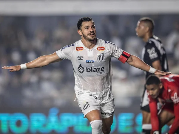 Imagem colorida de Giuliano comemorando gol