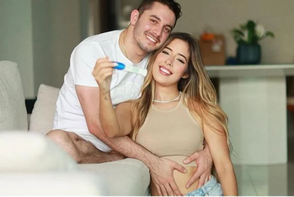 Duas semanas após casamento, mulher de Jonas Esticado anuncia gravidez