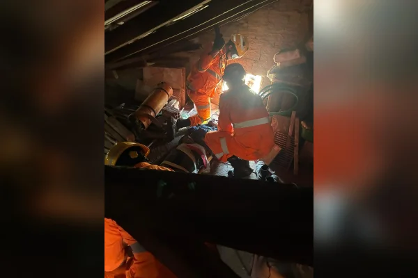 Maçarico explode em Sete Lagoas. MG. Bombeiros fazendo o resgate