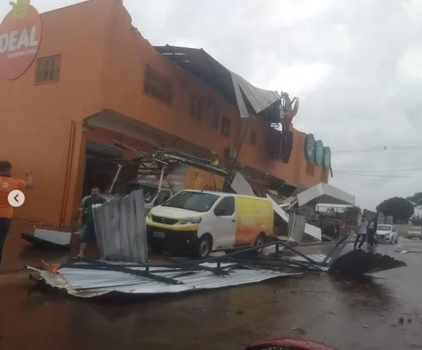 goias fachada de supermercado destruída após forte chuva em formosa