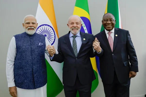 Imagem colorida do presidente Lula ao lado do presidente da África do Sul, Cyril Rampahosa, e do primeiro-ministro da Índia, Narenda Modi, durante cúpula do Ibas em Joanesburgo - Metrópoles