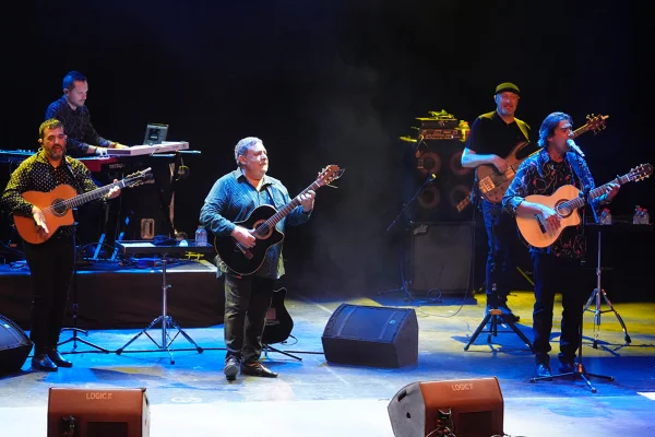 Foto colorida do Gipsy Kings - Metrópoles
