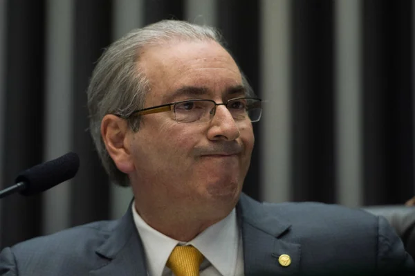 Internautas invadem fan page de Eduardo Cunha para cobrar explicações de contas suíças