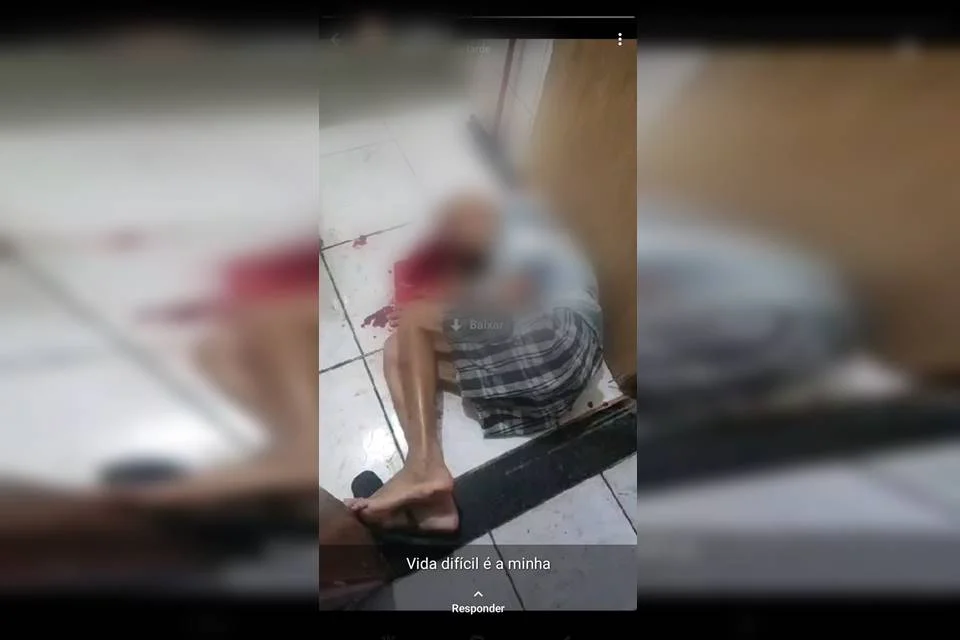 Filho publicou foto do pai caído em meio à poça de sangue Filho publicou foto do pai caído em meio à poça de sangue