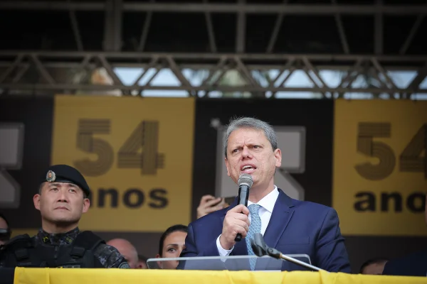 imagem colorida mostra Tarcísio de Freitas falando ao microfone - Metrópoles