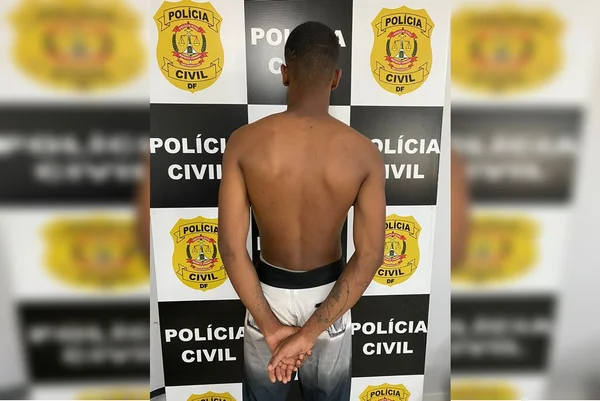 Imagem colorida mostra homem algemado de costas furtos - Metrópoles