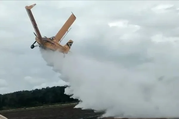 Asas de avião agrícola quebram e aeronave cai em fazenda. Veja vídeo