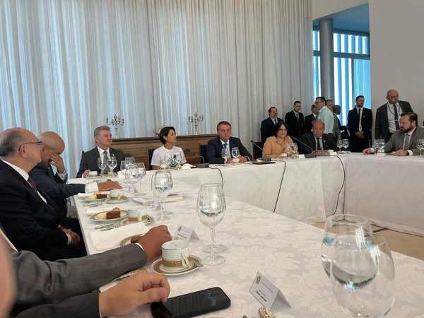 Após escândalo no MEC, Bolsonaro reúne-se com pastores no Alvorada