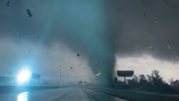 Tornado arremessa veículo no ar ao cruzar estrada nos EUA