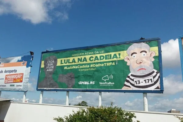 Outdoors do MBL em Porto Alegre pedem “Lula na cadeia”