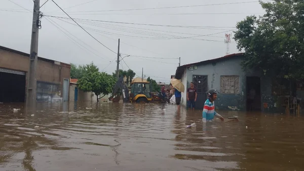 Rio Viamão transborda e atinge bairros de Mato Verde, no Norte de MG